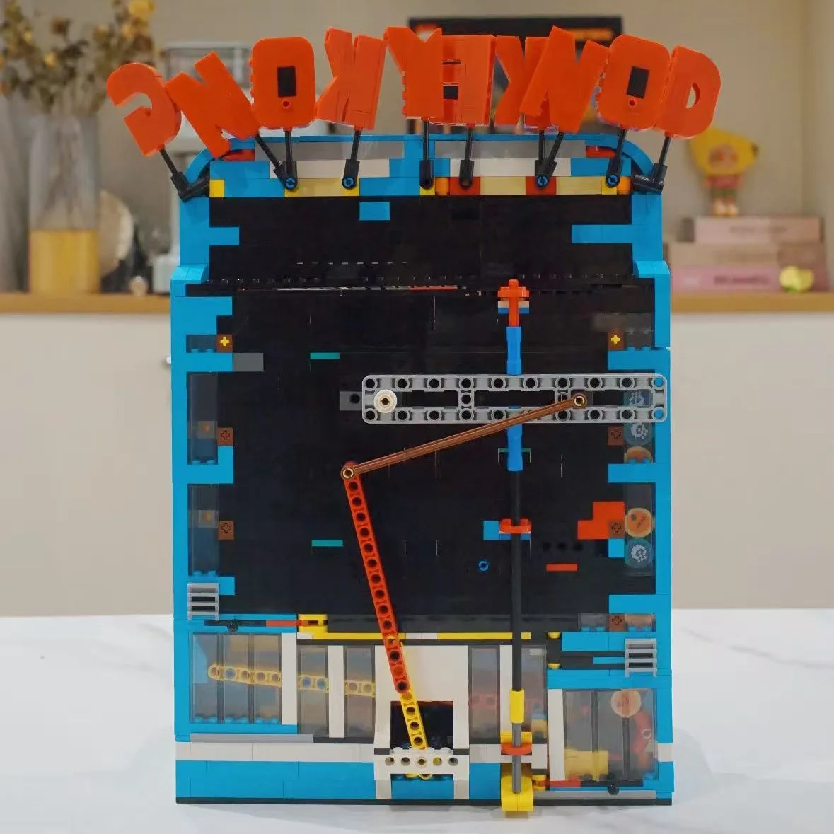 Arcade Vibes - 1371 деталь: винтажный игровой автомат в